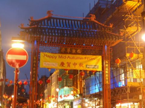 留学生中秋寄语:国外的月亮没有国内的圆