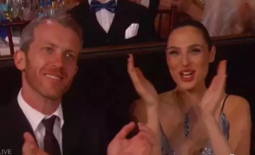 【美国资讯】“女魔头” VS 当选总统，2017年美国大戏就这么开幕了