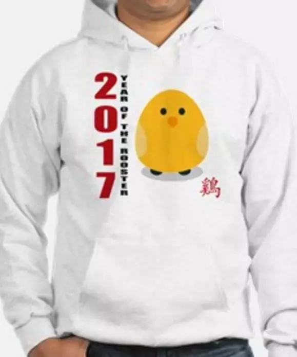 【美国留学】歪果仁设计的鸡年T恤,画风哪里不太对了?