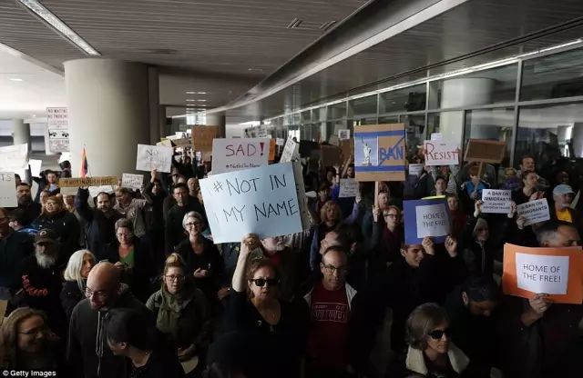 【美国资讯】全面被怼,川普的移民禁令终于被“冻结”