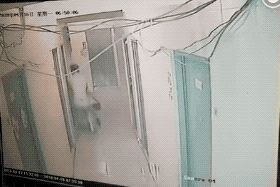 可怕!女孩被邻居强拽进屋…安全问题需要每个人都重视!