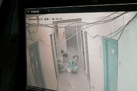 可怕!女孩被邻居强拽进屋…安全问题需要每个人都重视!