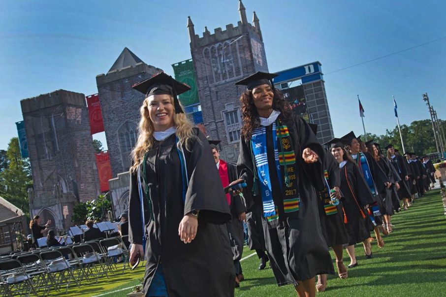 苹果CEO库克在杜克大学毕业典礼演讲:请永远不要满足于现状!